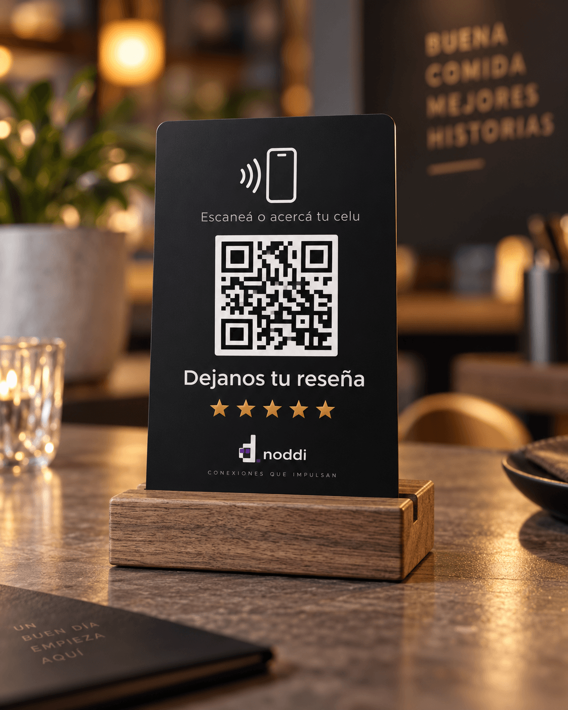 Tarjeta Noddi con QR y NFC sobre la mesa de un restaurante